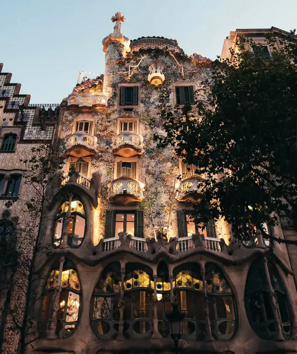 Casa Batlló aan de Passeig de Gràcia in de schemering, met verlichte ramen en balkons