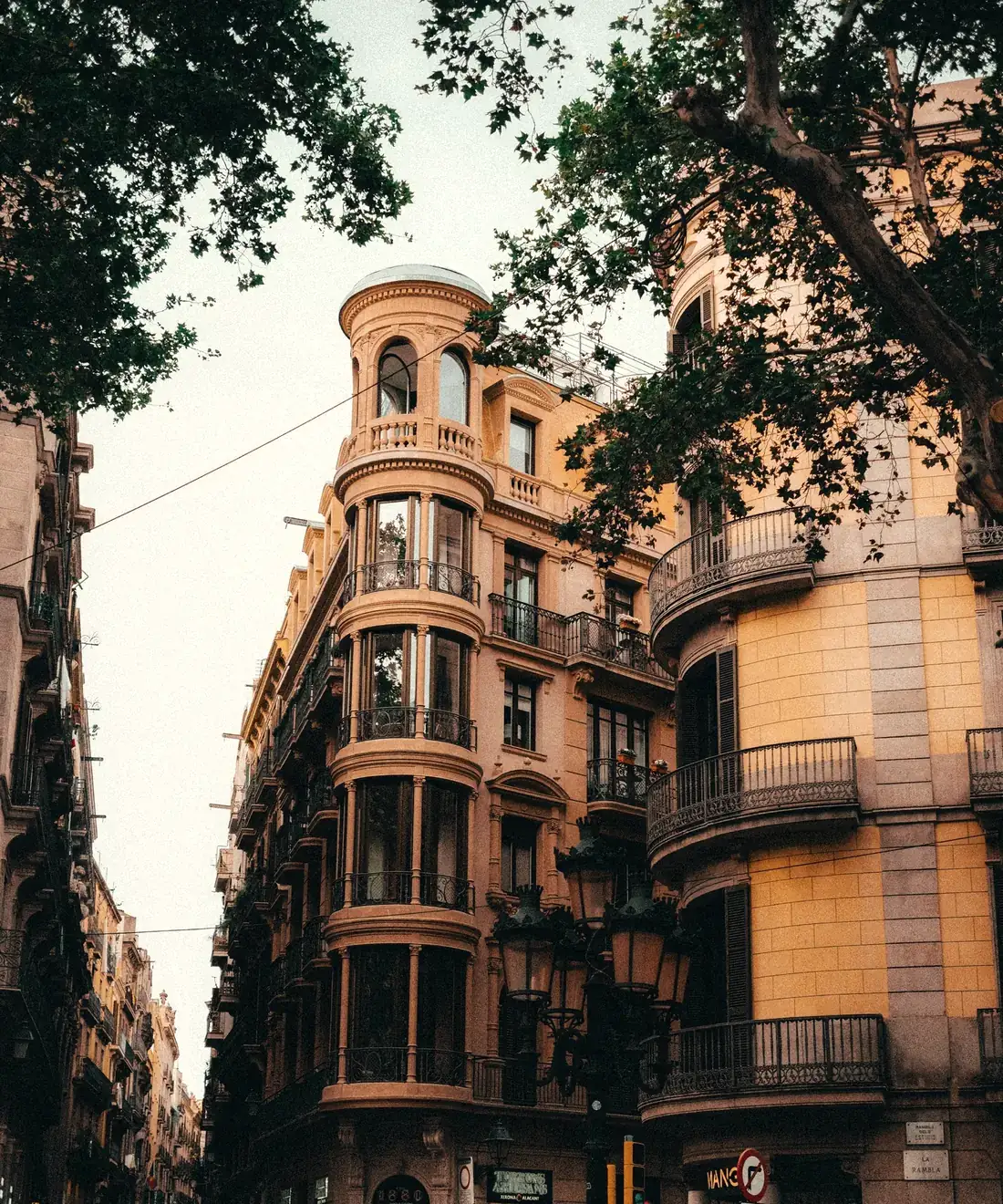 Hoekpand in Barcelona met ronde balkons en een ronde toren