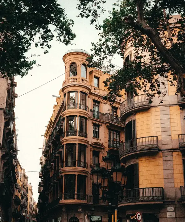 Hoekpand in Barcelona met ronde balkons