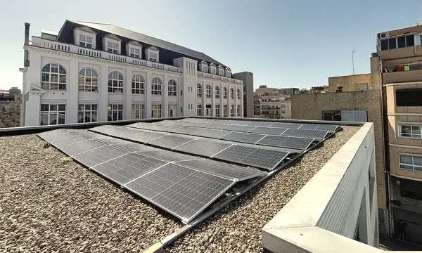 Zonnepanelen op een dak in Barcelona